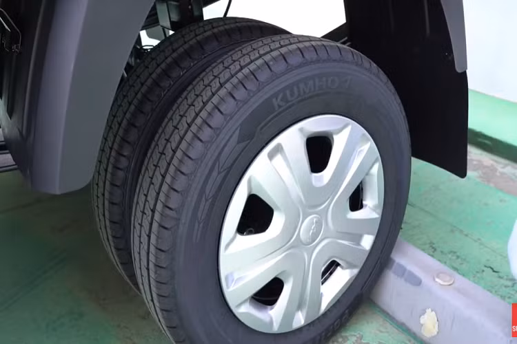 Nó có hai bộ pin nằm lộ phía bên ngoài, với tổng công suất 58,8 kWh, cung cấp phạm vi di chuyển khoảng 211 km, theo đánh giá của nhà sản xuất xe Hàn Quốc. Thời gian sạc từ 0 đến 80% mất 54 phút với bộ sạc nhanh 100 kW. Thay vì truyền động trực tiếp các bánh xe, nó có một trục truyền động đảm nhiệm vai trò truyền lực đến bánh sau. Ở phía sau là thiết lập bánh xe kép với một cặp lốp nhỏ gọn.