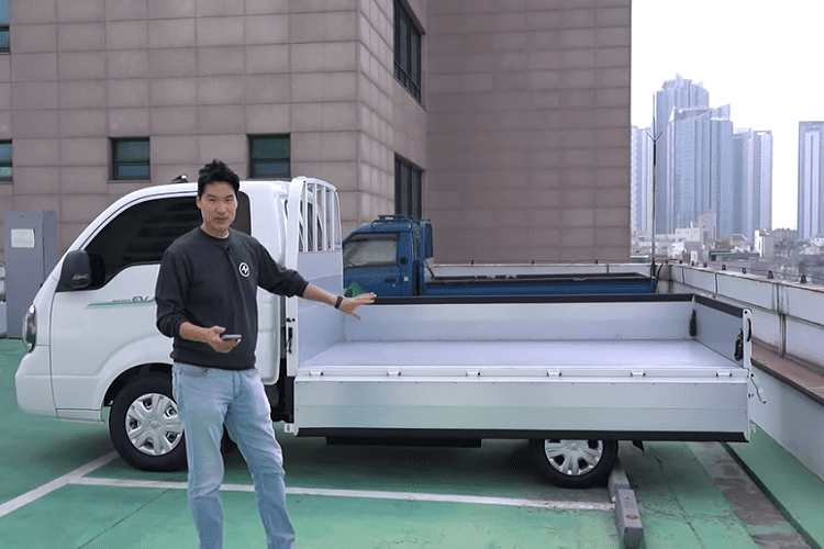 Như bạn có thể đoán biết bằng cách nhìn vào phần đầu xe ngắn và khoang lái gọn gàn, Kia Bongo 3 EV không hề có cốp trước.