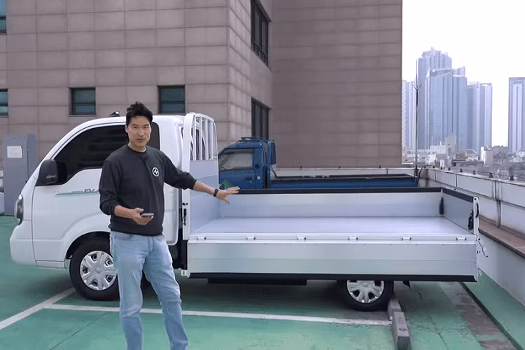 Như bạn có thể đoán biết bằng cách nhìn vào phần đầu xe ngắn và khoang lái gọn gàn, Kia Bongo 3 EV không hề có cốp trước.