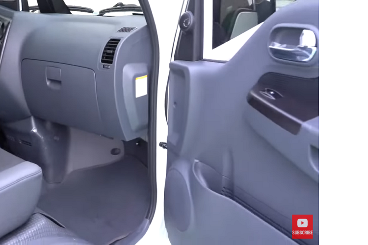 Một chi tiết thú vị là nó vẫn có lối tiếp cận động cơ bên dưới ghế lái phụ. Vì không có động cơ truyền thống, nên những thứ duy nhất có thể dễ dàng nhìn thấy dưới đó là bình nước làm mát và bộ tản nhiệt.