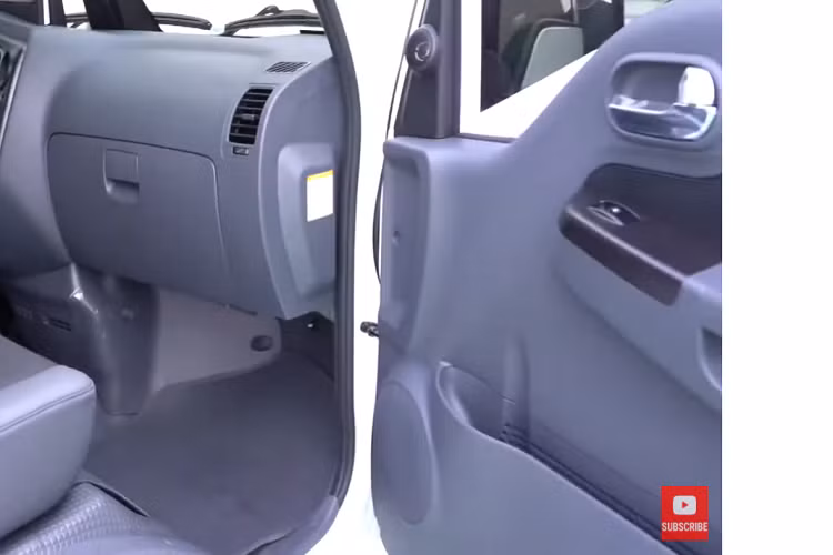 Một chi tiết thú vị là nó vẫn có lối tiếp cận động cơ bên dưới ghế lái phụ. Vì không có động cơ truyền thống, nên những thứ duy nhất có thể dễ dàng nhìn thấy dưới đó là bình nước làm mát và bộ tản nhiệt.