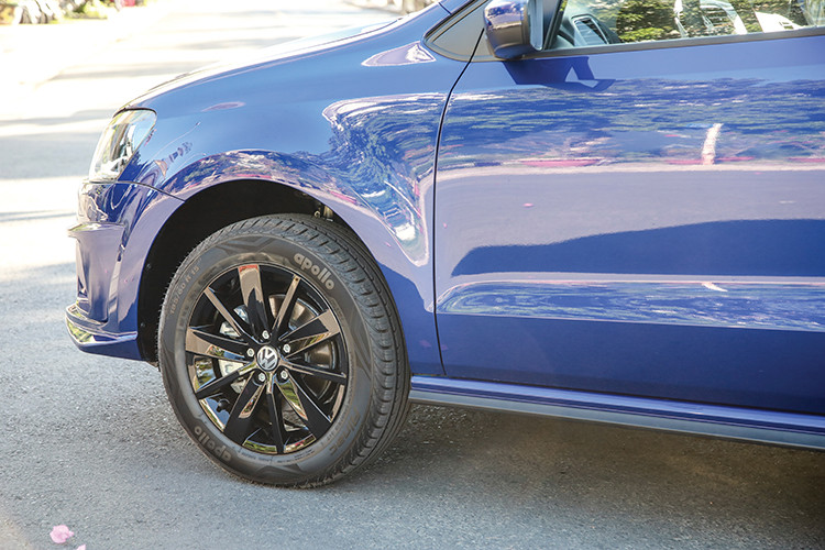 Volkswagen Polo 2022 bản Sport Edition sở hữu kích thước D x R x C tương ứng 3.972 x 1.682 x 1.462 (mm). Màu sắc ngoại thất có nhiều lựa chon với màu Trắng Candy, Đỏ Sunset, Đỏ Flash, Nâu Toffee, Xanh Lapiz.