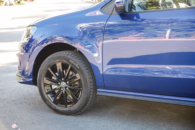 Volkswagen Polo 2022 bản Sport Edition sở hữu kích thước D x R x C tương ứng 3.972 x 1.682 x 1.462 (mm). Màu sắc ngoại thất có nhiều lựa chon với màu Trắng Candy, Đỏ Sunset, Đỏ Flash, Nâu Toffee, Xanh Lapiz.