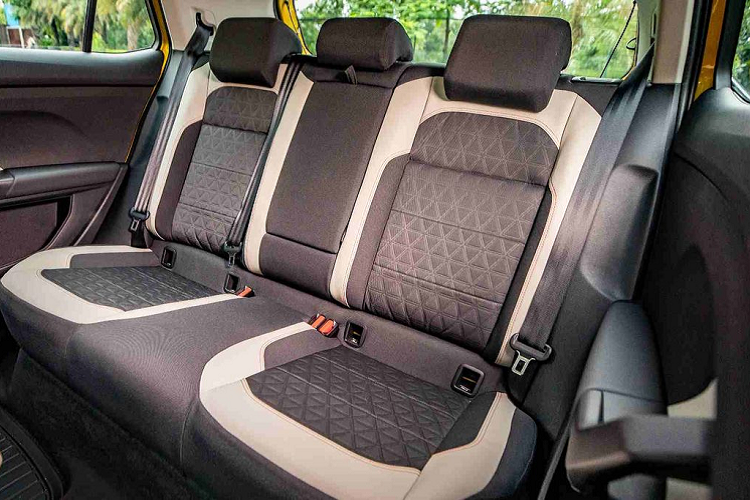 Thêm vào đó là những tính năng tiện nghi danh cho mẫu SUV cỡ B này như; ga tự động Cruise Control, đèn pha tự động, điều hòa tự động, sạc không dây, 4 cổng USB-C, hệ thống cảm biến gạt mưa tự động,…