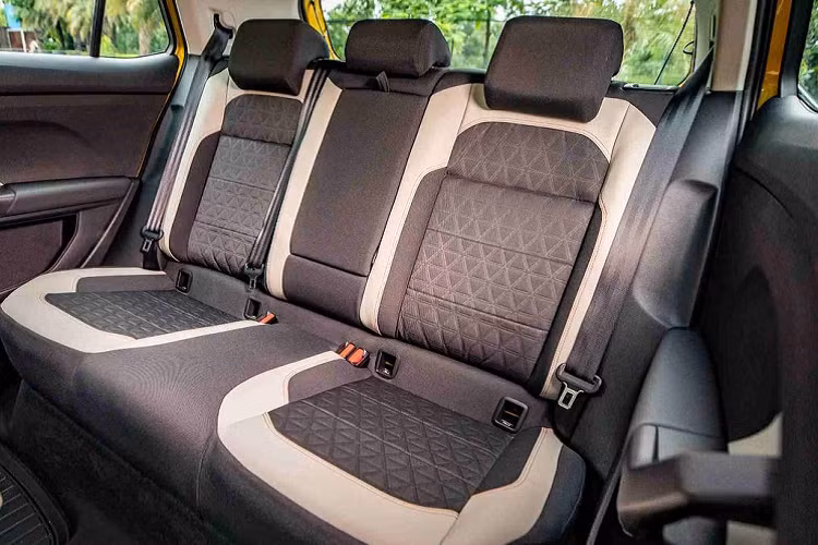 Thêm vào đó là những tính năng tiện nghi danh cho mẫu SUV cỡ B này như; ga tự động Cruise Control, đèn pha tự động, điều hòa tự động, sạc không dây, 4 cổng USB-C, hệ thống cảm biến gạt mưa tự động,…