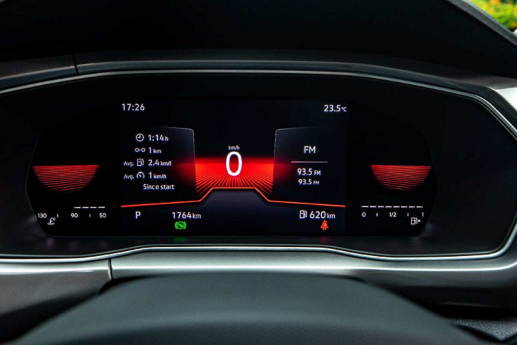 Một số trang bị đáng chú ý có thể kể đến trên chiếc SUV hạng B bao gồm màn hình dạng cảm ứng kích thước 10,25 inch, hỗ trợ Apple CarPlay và Android Auto không dây, cụm đồng hồ kỹ thuật số 8 inch, sạc không dây, ga tự động và cửa sổ trời. 