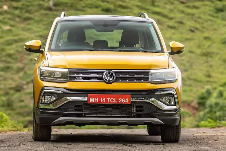 Mới đây, Volkswagen Việt Nam đã đưa ra thông báo mẫu SUV cỡ B là T-Cross sẽ chính thức được giới thiệu tới người dùng Việt vào tháng 4 tới tại showroom online, trước khi được giao đến khách hàng trong tháng 5 và tháng 6. Hãng xe Đức bắt bắt đầu nhận đặt hàng Volkswagen T-Cross 2022 mới từ ngày từ ngày 17/3/2022.