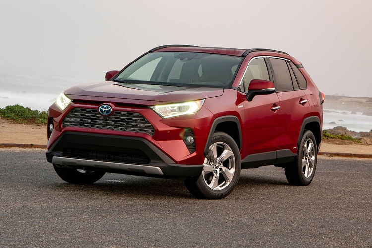  4. Toyota RAV4 Trong năm 2021, lượng xe Toyota RAV4 bán cho khách hàng Mỹ đã giảm 5,3% xuống còn 407.739 xe. Dù vậy, Toyota RAV4 vẫn một lần nữa vượt mặt đối thủ đồng hương Honda CR-V về doanh số. Đồng thời, Toyota RAV4 cũng bảo vệ thành công ngôi vị xe SUV bán chạy nhất tại thị trường Mỹ.