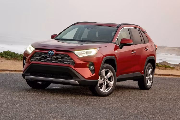  4. Toyota RAV4 Trong năm 2021, lượng xe Toyota RAV4 bán cho khách hàng Mỹ đã giảm 5,3% xuống còn 407.739 xe. Dù vậy, Toyota RAV4 vẫn một lần nữa vượt mặt đối thủ đồng hương Honda CR-V về doanh số. Đồng thời, Toyota RAV4 cũng bảo vệ thành công ngôi vị xe SUV bán chạy nhất tại thị trường Mỹ.