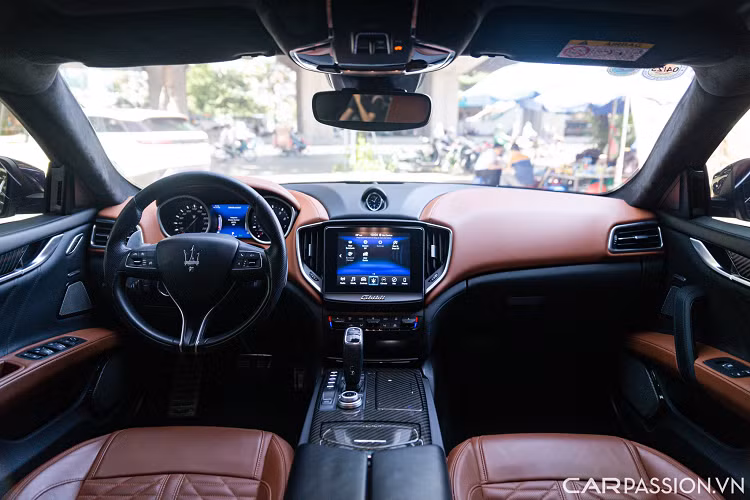 Nhìn từ phía sau, Ghibli sở hữu thiết kế đơn giản với ống xả kép mạ chrome đặt đối xứng hai bên tích hợp với cản sau sơn màu đen. Xe có cụm đèn hậu dạng LED có thiết kế góc cạnh.