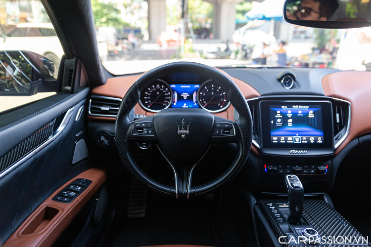 Bước vào bên trong, nội thất của Ghibli được kết hợp từ các chất liệu đắt đỏ như kim loại và da cao cấp. Đặc biệt hơn, phiên bản GranSport còn sở hữu nhiều chi tiết ốp bằng chi tiết carbon tại một số vị trí.