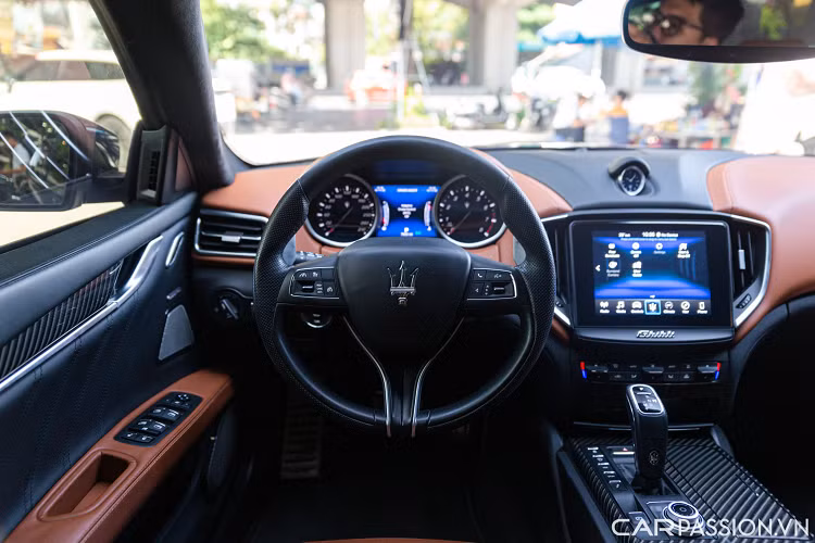 Bước vào bên trong, nội thất của Ghibli được kết hợp từ các chất liệu đắt đỏ như kim loại và da cao cấp. Đặc biệt hơn, phiên bản GranSport còn sở hữu nhiều chi tiết ốp bằng chi tiết carbon tại một số vị trí.