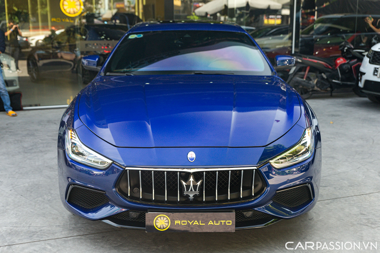 Với phiên bản GranSport, chiếc Maserati Ghibli thể thao hạng sang sở hữu một số chi tiết mang tính thể thao hơn khác biệt so với phiên bản thông thường. Đầu xe sở hữu cản trước với ba hốc hút gió đặt tách biệt