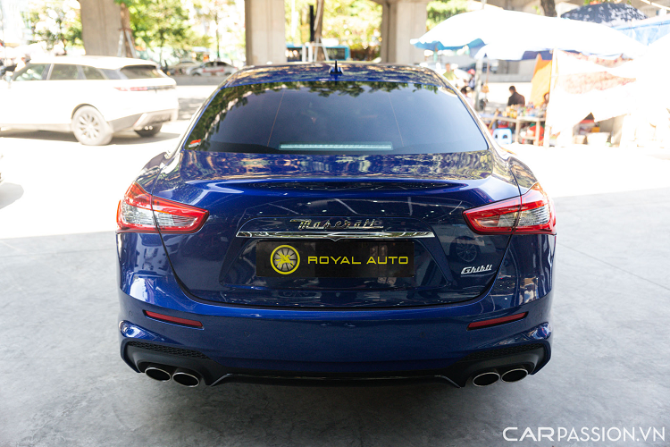 Mâm xe là loại đa chấu có tên Titano sơn bạc có kích thước lên tới 21 inch. Ẩn sâu bên trong là cùm phanh sơn trùng màu ngoại thất.