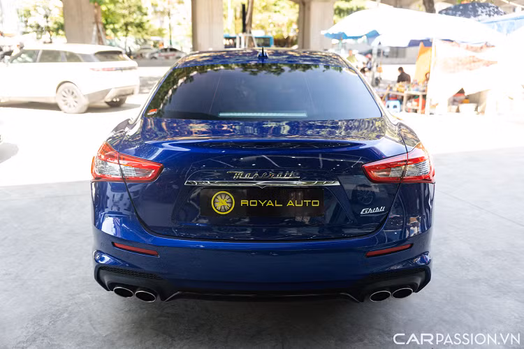 Mâm xe là loại đa chấu có tên Titano sơn bạc có kích thước lên tới 21 inch. Ẩn sâu bên trong là cùm phanh sơn trùng màu ngoại thất.