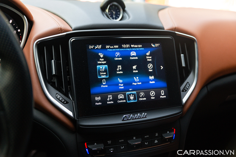 Vô lăng 3 chấu bọc da tích hợp nhiều nút bấm và lẫy chuyển số, giúp người lái dễ dàng thao tác. Ngay phía sau là cụm hai đồng hồ và một màn hình rõ nét hiển thị các thông tin cần thiết về chiếc xe.