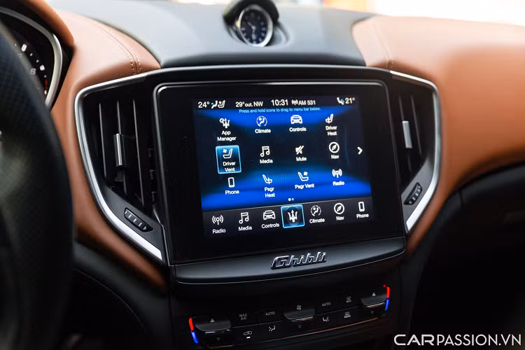 Vô lăng 3 chấu bọc da tích hợp nhiều nút bấm và lẫy chuyển số, giúp người lái dễ dàng thao tác. Ngay phía sau là cụm hai đồng hồ và một màn hình rõ nét hiển thị các thông tin cần thiết về chiếc xe.