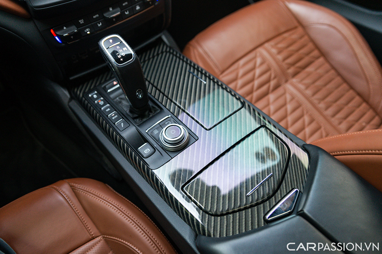 Hệ thống ghế ngồi trên xe được bọc da cao cấp bọc da 2 tông màu nâu-đen. Ghế lái của Ghibli có thể chỉnh điện 6 hướng nhớ 2 vị trí, ghế hành khách phía trước chỉnh tay 4 hướng hoặc chỉnh điện 8 hướng, hàng ghế sau gập 60:40 và toàn bộ đều tích hợp chức năng sưởi.