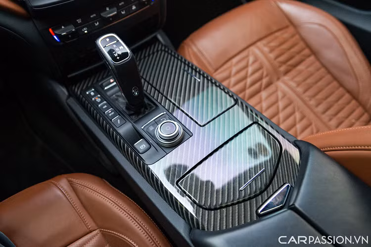 Hệ thống ghế ngồi trên xe được bọc da cao cấp bọc da 2 tông màu nâu-đen. Ghế lái của Ghibli có thể chỉnh điện 6 hướng nhớ 2 vị trí, ghế hành khách phía trước chỉnh tay 4 hướng hoặc chỉnh điện 8 hướng, hàng ghế sau gập 60:40 và toàn bộ đều tích hợp chức năng sưởi.