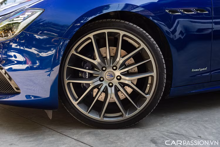 Maserati Ghibli sở hữu kích thước tổng thể dài x rộng x cao lần lượt là 4.971 x 1.945 x 1.461 (mm), chiều dài trục cơ sở đạt 2.998 mm. Nhìn từ bên hông, Ghibli GranSport được tô điểm bởi 3 khe tản nhiệt kiểu “mang cá” ở phía sau hốc bánh trước đặc trưng của những mẫu xe “cây đinh ba”. Logo thương hiệu Maserati đặt tại phía cột C.