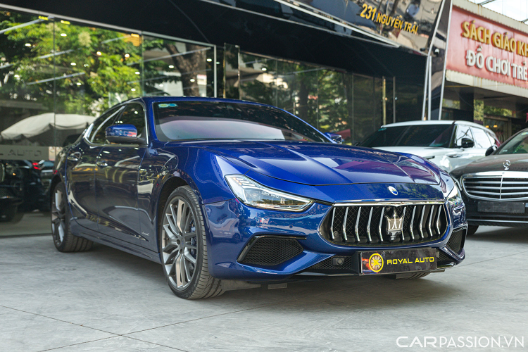 Mới đây, một chiếc Maserati Ghibli GranSport đời 2018 màu Blu Emozione đã được showroom xe sang tại Hà Nội chào bán lại với mức giá 5,8 tỷ đồng sau khi lăn bánh hơn 12.000 km. Nếu tậu chiếc Ghibli này, người dùng có thể tiết kiệm hơn 600 triệu đồng so với việc mua một chiếc mới “đập hộp”.