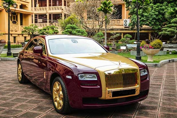Chiếc Rolls-Royce Ghost mạ vàng này thuộc thế hệ đầu tiên mang ký hiệu Series I, xe sử dụng động cơ V12, tăng áp kép, dung tích 6.6L, sản sinh công suất tối đa 562 mã lực và mô-men xoắn cực đại 780 Nm.