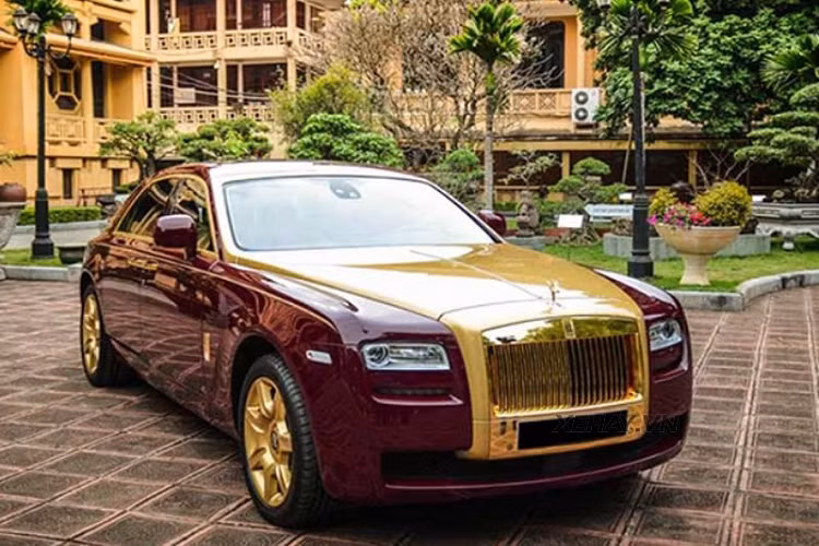Chiếc Rolls-Royce Ghost mạ vàng này thuộc thế hệ đầu tiên mang ký hiệu Series I, xe sử dụng động cơ V12, tăng áp kép, dung tích 6.6L, sản sinh công suất tối đa 562 mã lực và mô-men xoắn cực đại 780 Nm.