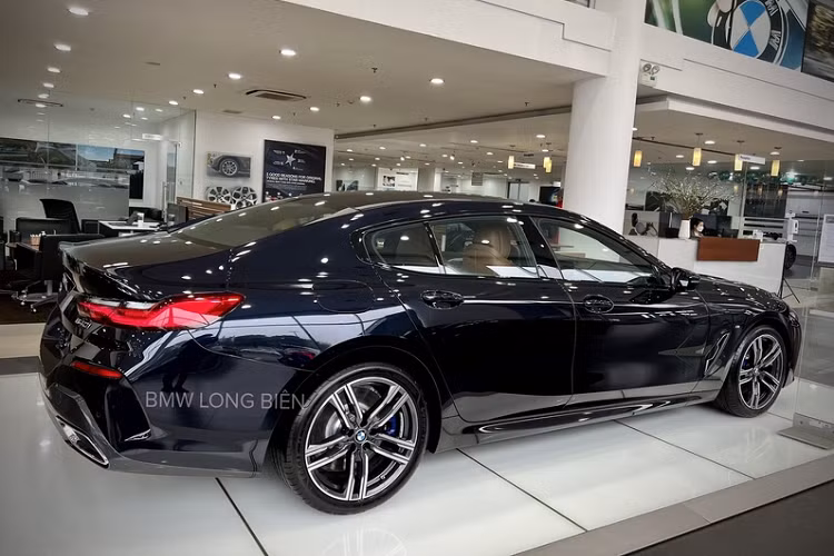 Xe được trang bị hệ thống chiếu sáng trước là laser, đèn hậu LED cùng các chi tiết nẹp sơn đen thể thao. Nổi bật hơn cả vẫn là lưới tản nhiệt cỡ lớn mạ crôm sáng bóng. 