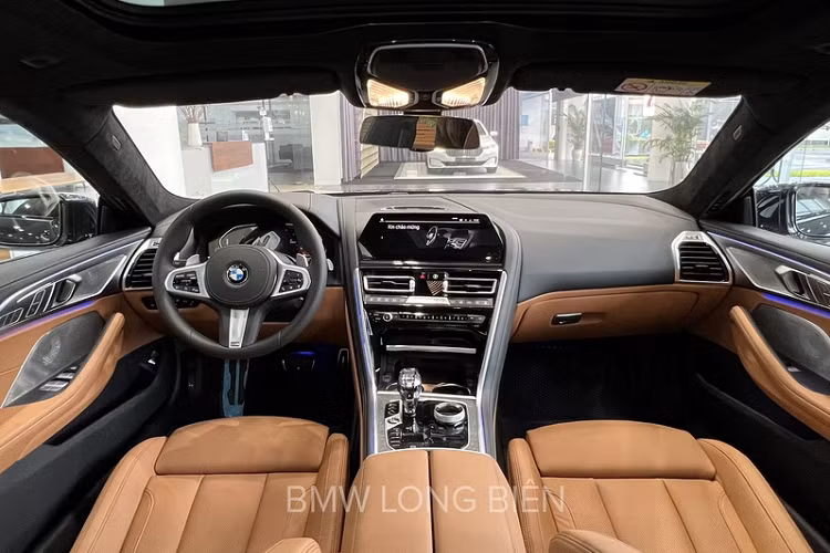 Di chuyển vào bên trong, chiếc BMW 840i Gran Coupe đang được trưng bày trong showroom có nội thất nâu ấm áp, vô lăng M 3 chấu thể thao.