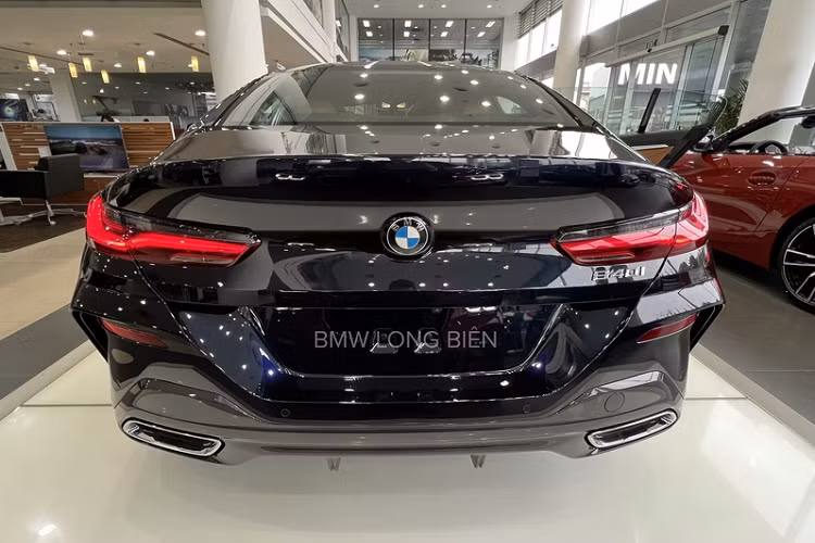 Chiếc BMW 840i Gran Coupe chính hãng đầu tiên ở Hà Nội có ngoại thất màu đen, đi kèm gói M Sport, mâm M 5 chấu kép và hệ thống phanh M hiệu suất cao với cùm phanh màu xanh tương phản thú vị.