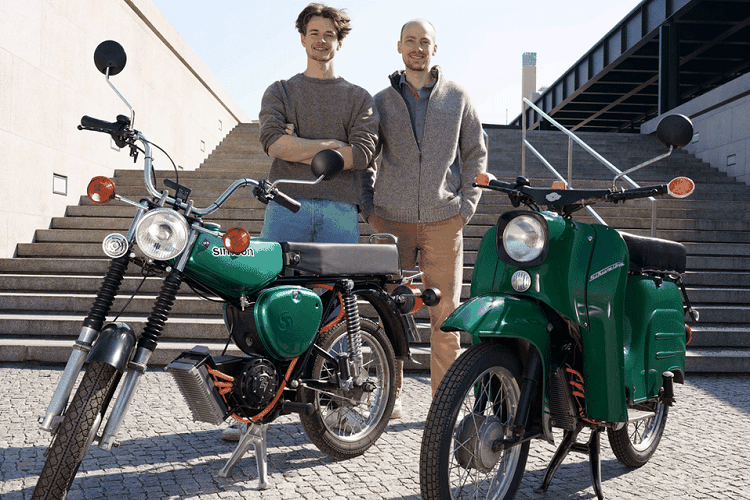 Với nhiều người Việt Nam, hình ảnh những chiếc xe máy Simson có lẽ vẫn chưa phai mờ trong ký ức. Đây là những chiếc xe máy do công ty Simson của Đức sản xuất. Tuy nhiên, vào năm 2003, công ty này đã tuyên bố phá sản khiến nhiều người yêu thích xe Simson cảm thấy tiếc nuối.