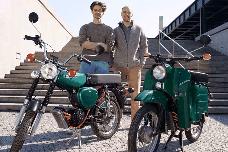 Với nhiều người Việt Nam, hình ảnh những chiếc xe máy Simson có lẽ vẫn chưa phai mờ trong ký ức. Đây là những chiếc xe máy do công ty Simson của Đức sản xuất. Tuy nhiên, vào năm 2003, công ty này đã tuyên bố phá sản khiến nhiều người yêu thích xe Simson cảm thấy tiếc nuối.