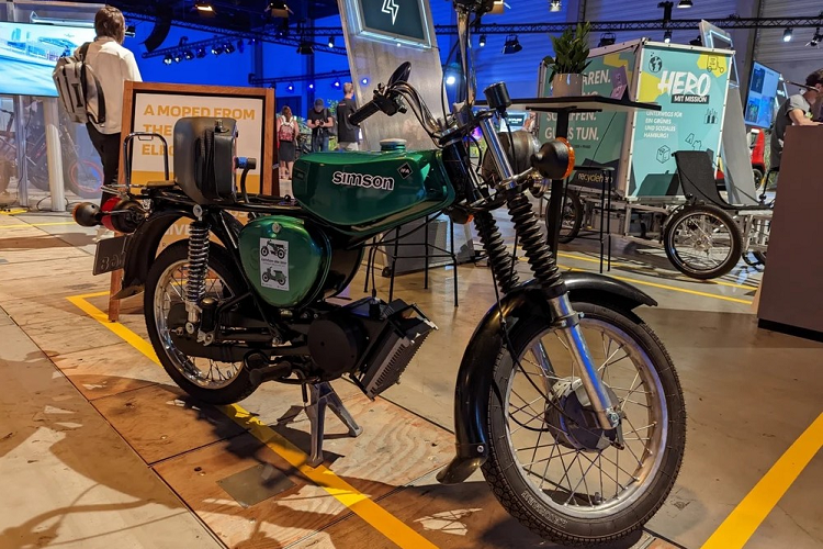 Cụm pin của xe được đặt bên dưới yên và cách điện bằng lớp foam dày 3 cm. Trừ mô-tơ điện và pin những chiếc xe máy Simson không có gì thay đổi, vẫn giữ nguyên thiết kế cổ điển ban đầu.