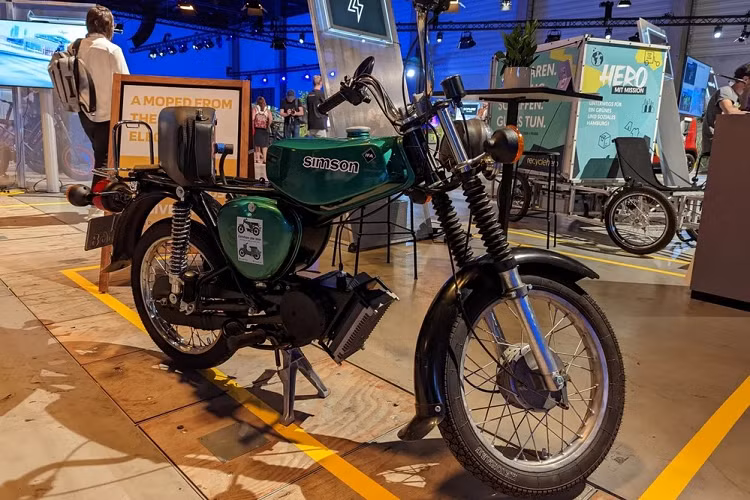 Cụm pin của xe được đặt bên dưới yên và cách điện bằng lớp foam dày 3 cm. Trừ mô-tơ điện và pin những chiếc xe máy Simson không có gì thay đổi, vẫn giữ nguyên thiết kế cổ điển ban đầu.