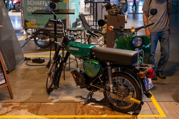 Mô-tơ điện dành cho những chiếc xe Simson là loại DC không chổi than, tạo ra công suất tối đa 4 mã lực ở điều kiện hoạt động bình thường hoặc có thể tăng lên 5,4 mã lực. Mô-tơ điện này đi với cụm pin LG với dung lượng chỉ 1,9 kWh, cho phép xe chạy được 31,25 dặm (khoảng 50 km) sau khi sạc đầy pin. 