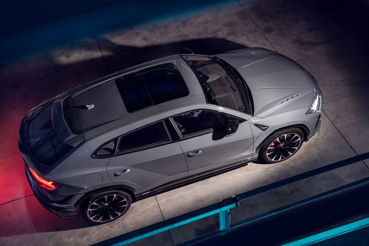 Tại thị trường Việt Nam, giá xe Lamborghini Urus S 2022 khởi điểm là 14,3 tỷ đồng và được phân phối chính hãng. Mẫu xe mới này được kỳ vọng sẽ định hình và nâng tầm phong cách, sự xa xỉ và tính linh hoạt của chiếc Siêu SUV Lamborghini.