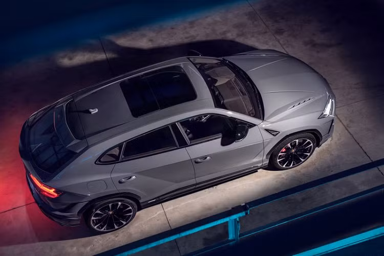 Tại thị trường Việt Nam, giá xe Lamborghini Urus S 2022 khởi điểm là 14,3 tỷ đồng và được phân phối chính hãng. Mẫu xe mới này được kỳ vọng sẽ định hình và nâng tầm phong cách, sự xa xỉ và tính linh hoạt của chiếc Siêu SUV Lamborghini.