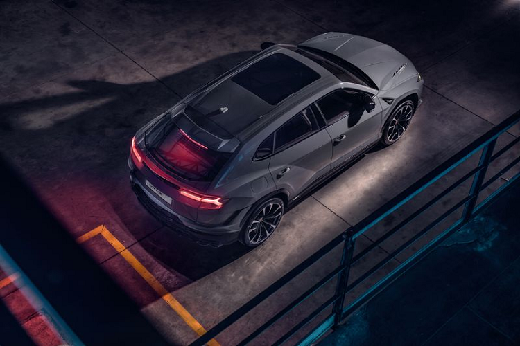 Hộp số là loại tự động 8 cấp, kết hợp cùng hệ thống dẫn động 4 bánh với vi sai cầu trước, vi sai trung tâm Torsen và vi sai chủ động tại cầu sau. Sức mạnh này giúp Urus S tăng tốc 0-100 km/h trong 3,5 giây và 0-200 km/h trong 12,5 giây.