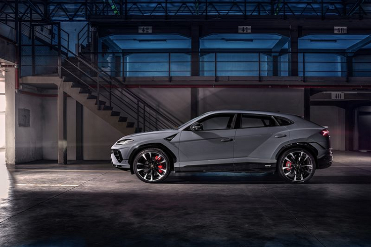Lamborghini Urus S cung cấp đến 7 chế độ lái gồm Strada, Sport, Corsa, Ego trên đường thường cùng các chế độ địa hình khác nhau như Terra (offroad), Neve (tuyết) và Sabbia (cát). Trái tim của Lamborghini Urus S vẫn là động cơ tăng áp kép V8, dung tích 4.0L cho ra công suất 656 mã lực và mô-men xoắn 850 Nm.