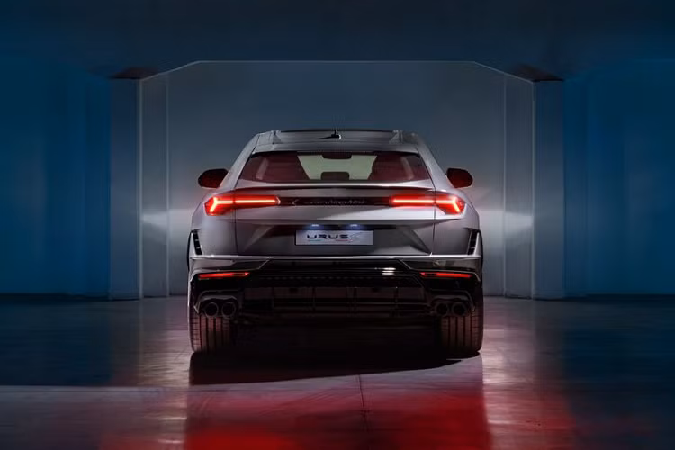 Bộ cản sau của siêu SUV Lamborghini Urus 2022 cũng được thiết kế gọn gàng. Phần dưới được sơn đen mờ, sở hữu ống xả đôi mới bằng thép, có bề mặt được hoàn thiện kiểu chải xước, đúng theo tiêu chuẩn mới, với tùy chọn màu đen mờ hoặc đen bóng, hoặc tùy chọn Ad Personam bằng chrome sáng.