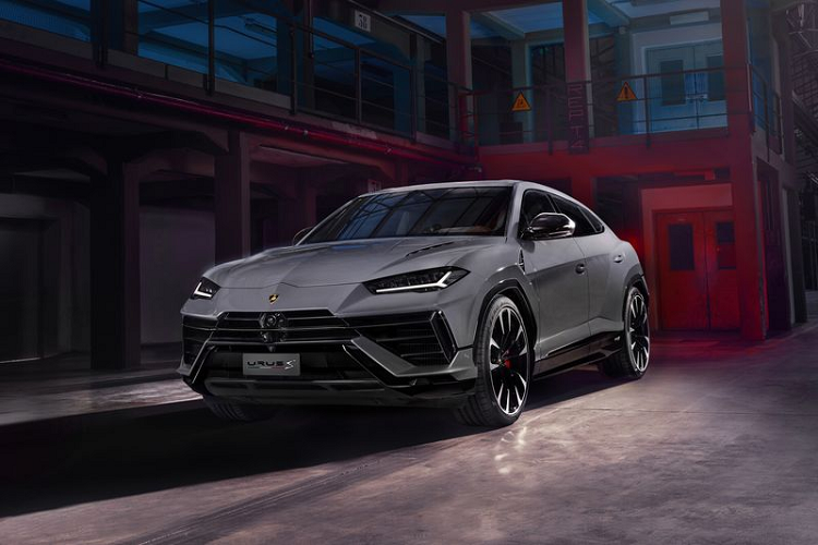 Sau thành công vang dội của dòng Urus với hơn 20.000 xe được sản xuất, Lamborghini tiếp tục cho ra mắt phiên bản facelift của dòng Urus được nâng cấp cả về mặt thiết kế lẫn khả năng vận hành. Lamborghini Urus S 2022 mới sở hữu thiết kế gần như tương đồng hoàn toàn với Urus Performante.