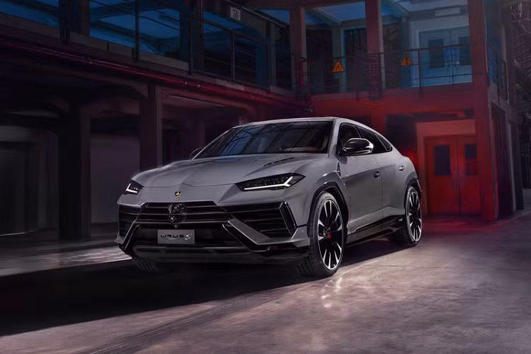 Sau thành công vang dội của dòng Urus với hơn 20.000 xe được sản xuất, Lamborghini tiếp tục cho ra mắt phiên bản facelift của dòng Urus được nâng cấp cả về mặt thiết kế lẫn khả năng vận hành. Lamborghini Urus S 2022 mới sở hữu thiết kế gần như tương đồng hoàn toàn với Urus Performante.
