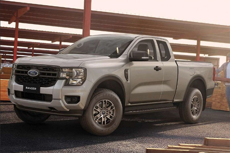 Sau XLT, hãng xe Mỹ tiếp tục công bố thông tin cũng như giá bán của Ford Ranger 2022 bản XL và XL+ ở thị trường Thái Lan. Đây vốn là 2 phiên bản giá rẻ của dòng xe bán tải này. Theo đó, Ford Ranger XL 2022 sẽ có 3 cấu hình thân xe là Standard Cab, Open Cab và Double Cab. Phiên bản XL+ chỉ có 2 cấu hình là Open Cab và Double Cab.