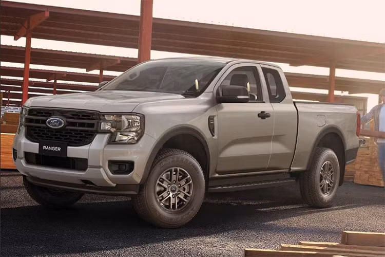Sau XLT, hãng xe Mỹ tiếp tục công bố thông tin cũng như giá bán của Ford Ranger 2022 bản XL và XL+ ở thị trường Thái Lan. Đây vốn là 2 phiên bản giá rẻ của dòng xe bán tải này. Theo đó, Ford Ranger XL 2022 sẽ có 3 cấu hình thân xe là Standard Cab, Open Cab và Double Cab. Phiên bản XL+ chỉ có 2 cấu hình là Open Cab và Double Cab.