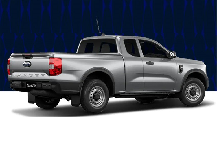 Ở cấu hình Standard Cab rẻ nhất, Ford Ranger 2022 bản giá rẻ có chiều dài 5.350 mm, chiều rộng 1.910 mm, chiều cao 1.778 mm và chiều dài cơ sở 3.270 mm. Trong khi đó, cấu hình Open Cab có chiều cao chỉ dừng ở mức 1.769 mm. Chiều cao tương ứng ở cấu hình Double Cab là 1.777 mm.