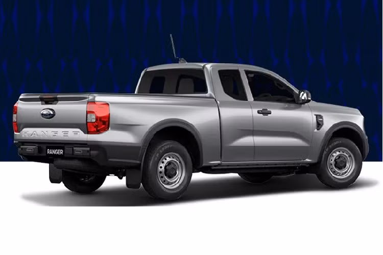 Ở cấu hình Standard Cab rẻ nhất, Ford Ranger 2022 bản giá rẻ có chiều dài 5.350 mm, chiều rộng 1.910 mm, chiều cao 1.778 mm và chiều dài cơ sở 3.270 mm. Trong khi đó, cấu hình Open Cab có chiều cao chỉ dừng ở mức 1.769 mm. Chiều cao tương ứng ở cấu hình Double Cab là 1.777 mm.