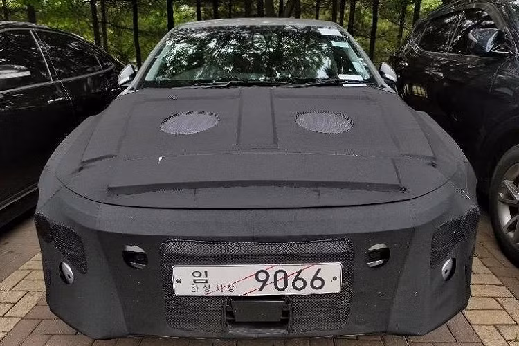 Trong thời gian qua, Hyundai Accent thế hệ thứ 6 đã liên tục bị bắt gặp khi chạy thử trên đường phố Hàn Quốc và Ấn Độ. Đến nay, Hyundai Accent 2023 lại tiếp tục lộ diện. Những hình ảnh mới không hé lộ nhiều về thiết kế ngoại thất hay nội thất của mẫu sedan hạng B này. Tuy nhiên, những người tinh mắt sẽ phát hiện ra việc Hyundai Accent thế hệ mới được trang bị radar trên cản trước.