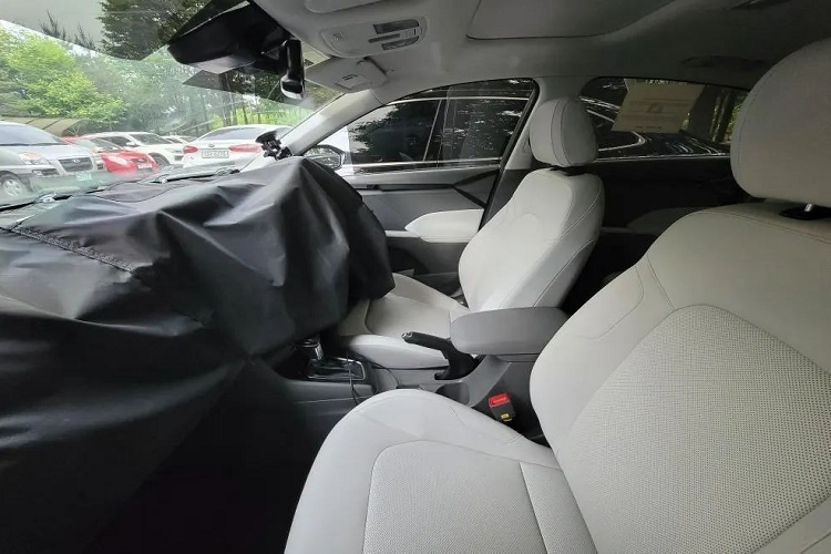 Nhiều khả năng Hyundai Accent thế hệ mới sẽ tăng kích thước so với trước, mang đến nội thất rộng rãi hơn. Bên trong xe, Hyundai Accent 2023 được trang bị ghế bọc da pha nỉ màu sáng và cần số mới. 
