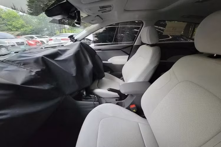 Nhiều khả năng Hyundai Accent thế hệ mới sẽ tăng kích thước so với trước, mang đến nội thất rộng rãi hơn. Bên trong xe, Hyundai Accent 2023 được trang bị ghế bọc da pha nỉ màu sáng và cần số mới. 