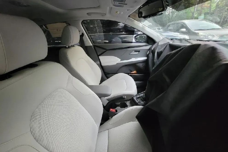 Không chỉ an toàn hơn, mẫu xe sedan Hyundai Accent 2023 dự kiến còn được áp dụng ngôn ngữ thiết kế Sensuous Sportiness mới. Những hình ảnh chụp trên đường thử cho thấy mẫu sedan hạng B này sẽ chịu ảnh hưởng từ thiết kế của người anh em Hyundai Elantra. Theo đó, xe được trang bị lưới tản nhiệt cỡ lớn, trải rộng trên đầu xe trong khi đèn pha nằm ở vị trí thấp hơn trước.